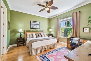 3 bedrooms, desk, iron/ironing board, travel cot - Prime Tampa Location Walk to Armature Works (Tampa)