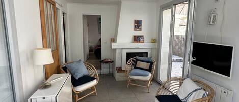 Télévision, cheminée, livres