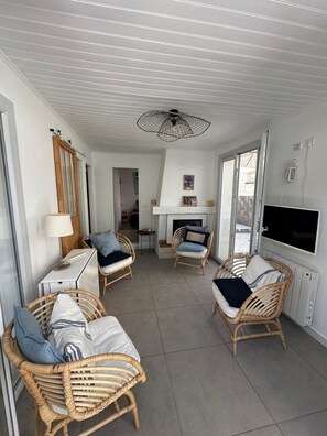TV, fireplace, books - The ocean at the end of the street... (Soulac-sur-Mer)