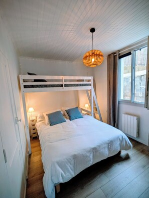 2 bedrooms, travel cot, bed sheets - The ocean at the end of the street... (Soulac-sur-Mer)
