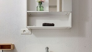 Unclassified image, 5 of 8, button - Like a little house (Oberhausbergen)