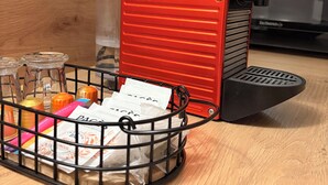 A kitchen with a coffee machine, a basket of coffee pods, and a power strip. - Like a little house (Oberhausbergen)