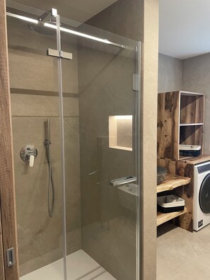 Dusche, Haartrockner, Bidet, Handtücher