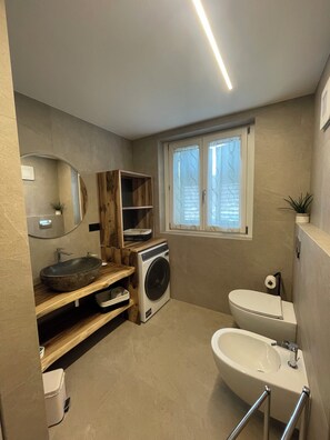Shower, hair dryer, bidet, towels - Nos Sweet Home - Red Rock suite Cozy mountain apartment (Dimaro)