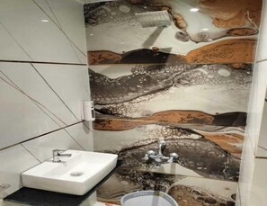 Kostenlose Toilettenartikel, Handtücher, Toilettenpapier