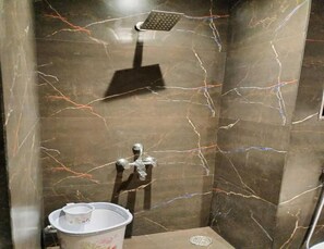 Kelengkapan dandanan diri percuma, tuala disediakan, tisu tandas 