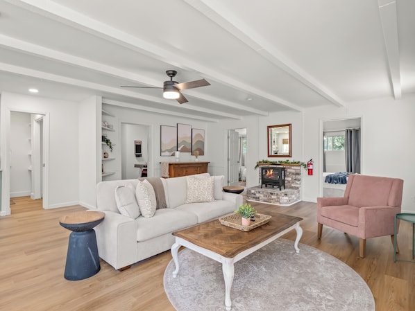 Smart TV, books - Rustic Barn w/ game room and hot tub, 5min from Bass Lake & 23min from Yosemite (Oakhurst)