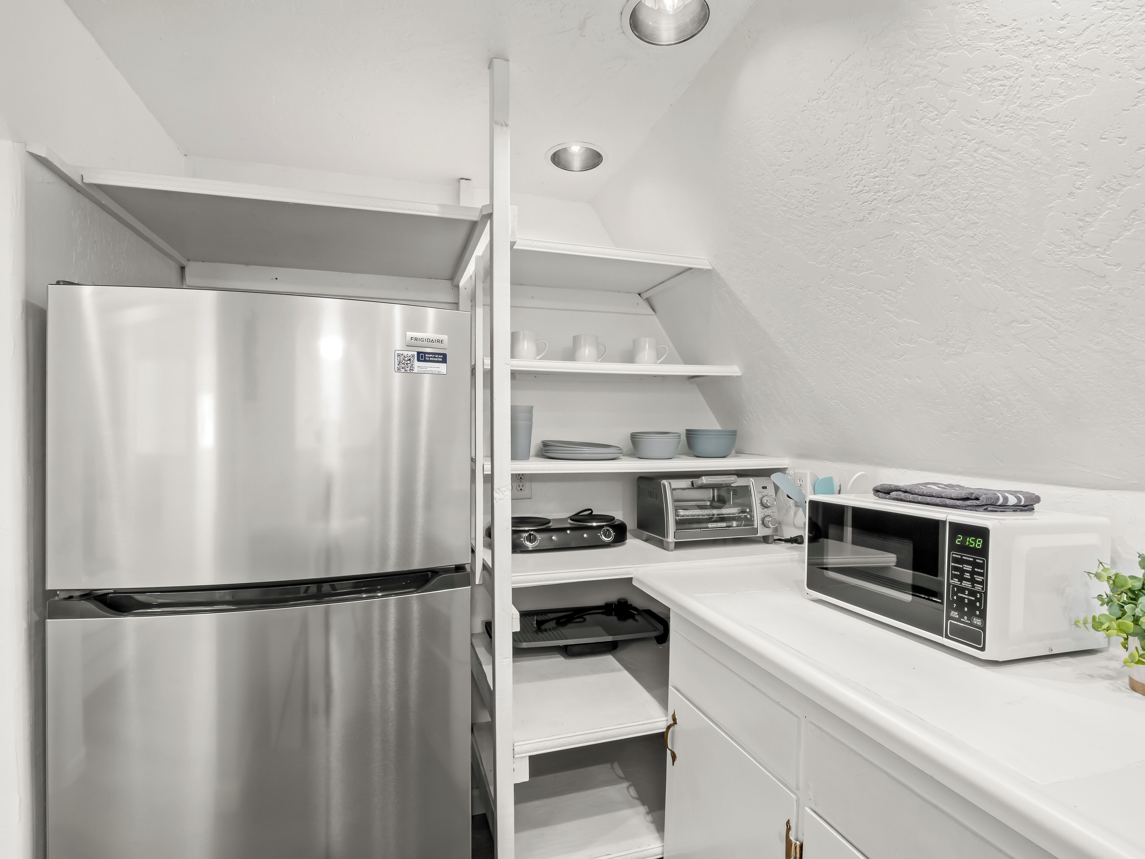 Jääkaappi, mikroaaltouuni, uuni, liesi