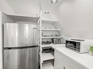 Fridge, microwave, oven, stovetop - Rustic Barn w/ game room and hot tub, 5min from Bass Lake & 23min from Yosemite (Oakhurst)