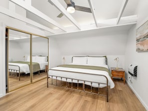 4 bedrooms, iron/ironing board, travel cot, free WiFi - Rustic Barn w/ game room and hot tub, 5min from Bass Lake & 23min from Yosemite (Oakhurst)