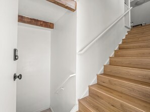 Interior - Rustic Barn w/ game room and hot tub, 5min from Bass Lake & 23min from Yosemite (Oakhurst)