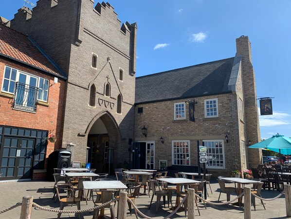 Outdoor dining - Seaview Cottage - a luxury 2 bed cottage that sleeps 4 guests in 2 bedrooms (Filey)