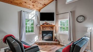 Smart-tv, eldstad och böcker