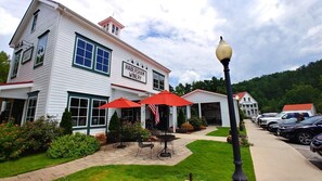 A white building with a sign reading 'HABERSHAM WINERY'. - Seconds from Helen Main St! Hot Tub - 4 bedrms - Sleeps 9 (Helen)
