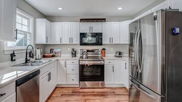 Kylskåp, mikrovågsugn, ugn och spishäll