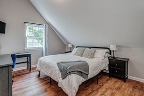 4 slaapkamers, een bureau, een strijkplank/strijkijzer, reisbedje