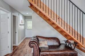 Smart TV, fireplace, books - Walk to Helen Main St! Hot Tub • Sleeps 9 • Alpenrosen Retreat (Helen)
