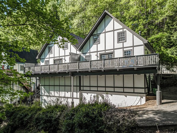 Exterior - Seconds from Helen Main St! Hot Tub - 4 bedrms - Sleeps 9 (Helen)