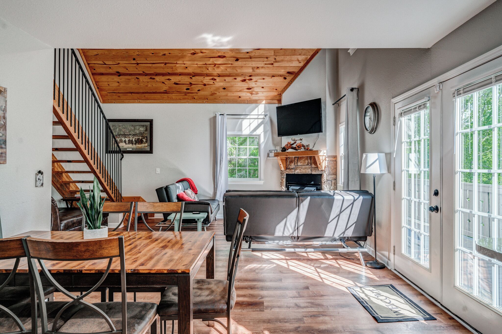 Smart TV, chimenea y libros 