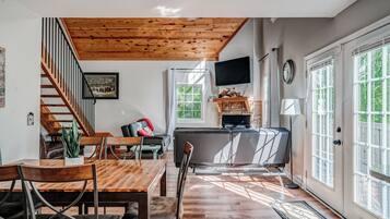 Smart-tv, eldstad och böcker