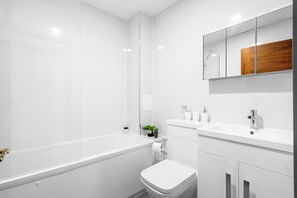 Hiustenkuivaaja, pyyhkeet, saippua, vessapaperi