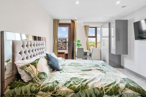 Modern Studio with Balcony – Ilford, 20 Minutes away from central London