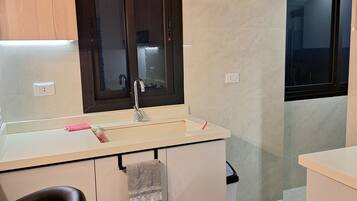 Bruser, hårtørrer, bidet, håndklæder