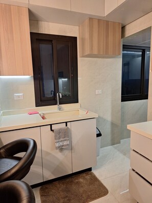 Bruser, hårtørrer, bidet, håndklæder