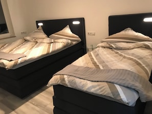 Comfort-huoneisto, parveke, näköala puutarhaan | Pimennysverhot, silitysrauta/-lauta, ilmainen Wi-Fi