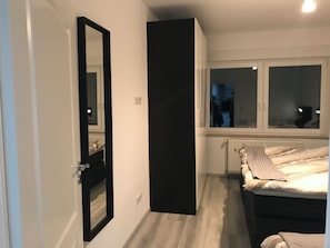 Comfort-huoneisto, parveke, näköala puutarhaan | Pimennysverhot, silitysrauta/-lauta, ilmainen Wi-Fi