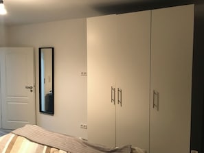 Blackout curtains, iron/ironing board, free WiFi - Aparts House Essen (Essen)