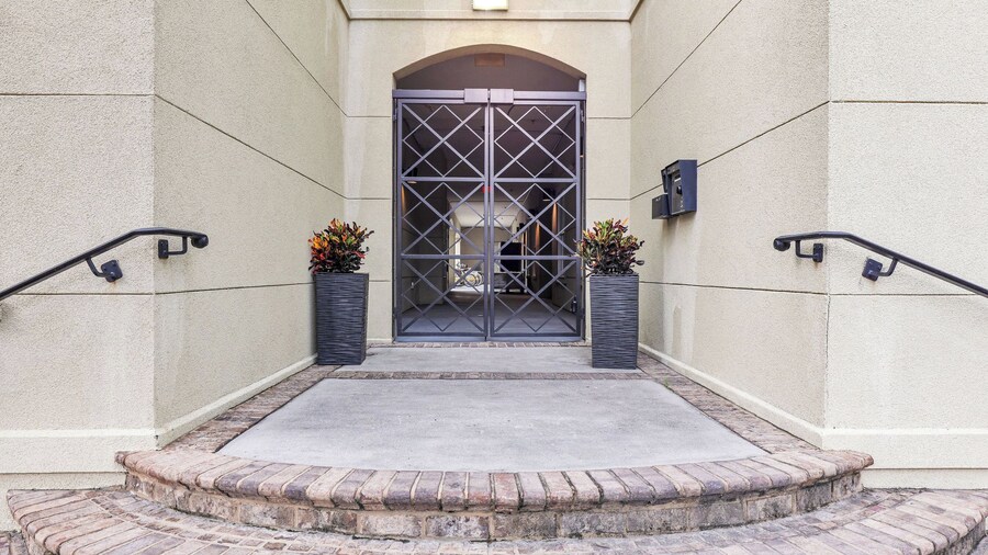 Walkable Historic District Stay 2 Units, Sleeps 14 The Juliette by Avantstay