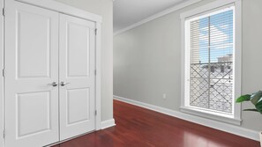 Interior - Walkable Historic District Stay 2 Units, Sleeps 14 The Juliette by Avantstay (Savannah)
