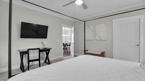 Walkable Historic District Stay 2 Units, Sleeps 14 The Juliette by Avantstay