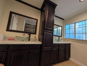 Haartrockner, Handtücher, Seife, Toilettenpapier