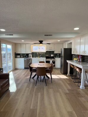 Private kitchen - Lakefront Getaway 4BR, Private Dock (Stover)
