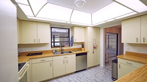 Una cocina moderna con tragaluz, lavavajillas y encimeras de madera.
