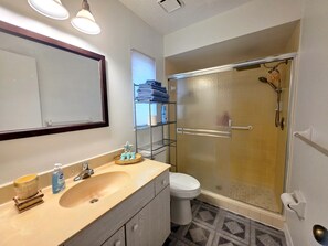 Douche, sèche-cheveux, serviettes fournies, savon