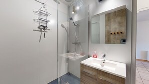 Shower, hair dryer - Cap Etoilée, modern getaway in Saint-Hilaire-de-Riez (Saint-Hilaire-de-Riez)
