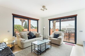 TV, fireplace - Casa Joli - Family Memorable Memories (Luz)