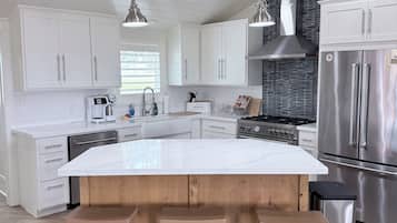 Réfrigérateur, four à micro-ondes, un four, surface de cuisson