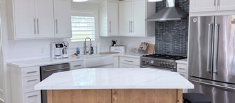 3BR Farmhouse on 11 Acres - Hilltop Views Near Round Top & Fayetteville Lake!