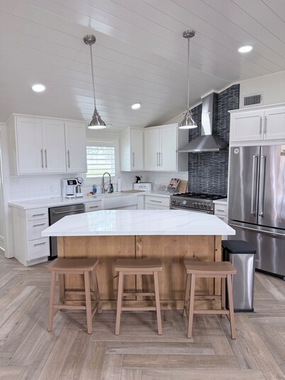 3BR Farmhouse on 11 Acres - Hilltop Views Near Round Top & Fayetteville Lake!