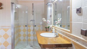 Dusche, Haartrockner, Handtücher