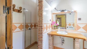 Douche, sèche-cheveux, serviettes fournies