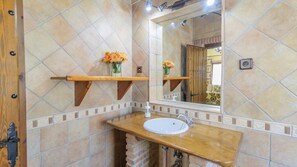 Douche, sèche-cheveux, serviettes fournies