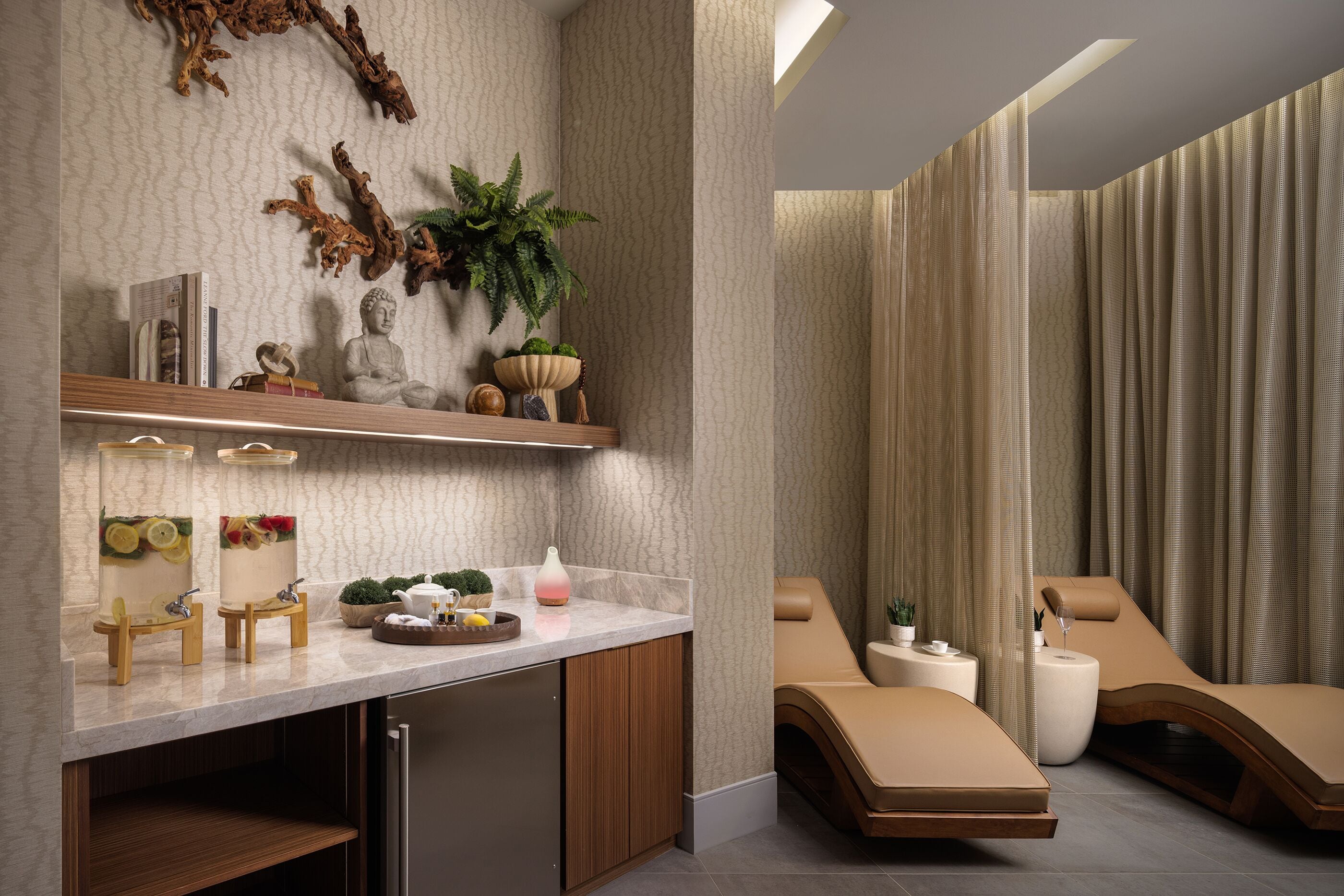 Une salle de bain moderne avec un comptoir en marbre, un lavabo, un miroir et une étagère ornée d’objets décoratifs.