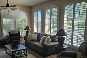 TV, DVD player - NEW LISTING! Free golf cart, pvt gated golf resort. Beautiful home comm pool, Indian Palms #051797 (Indio)