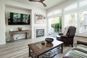 TV, DVD player - NEW LISTING! Free golf cart, pvt gated golf resort. Beautiful home comm pool, Indian Palms #051797 (Indio)