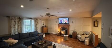 Smart TV, fireplace
